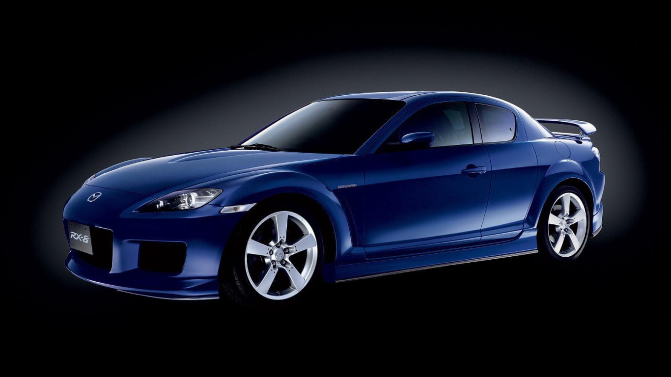 Автомобиль Mazda RX 8 на дороге