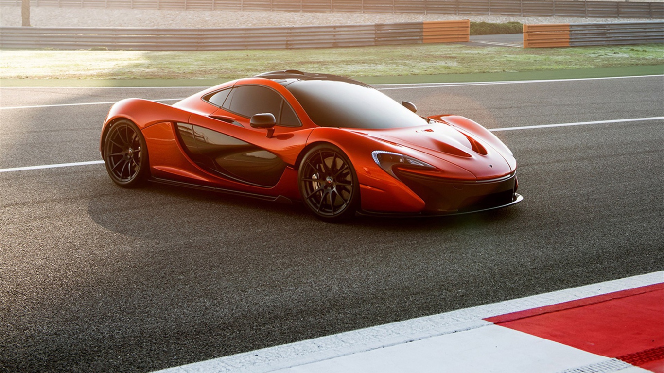 Красивый автомобиль McLaren P1 2014 в Москве
