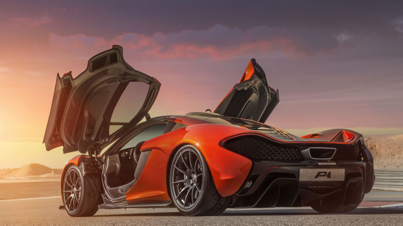 Автомобиль McLaren P1 2014 на дороге