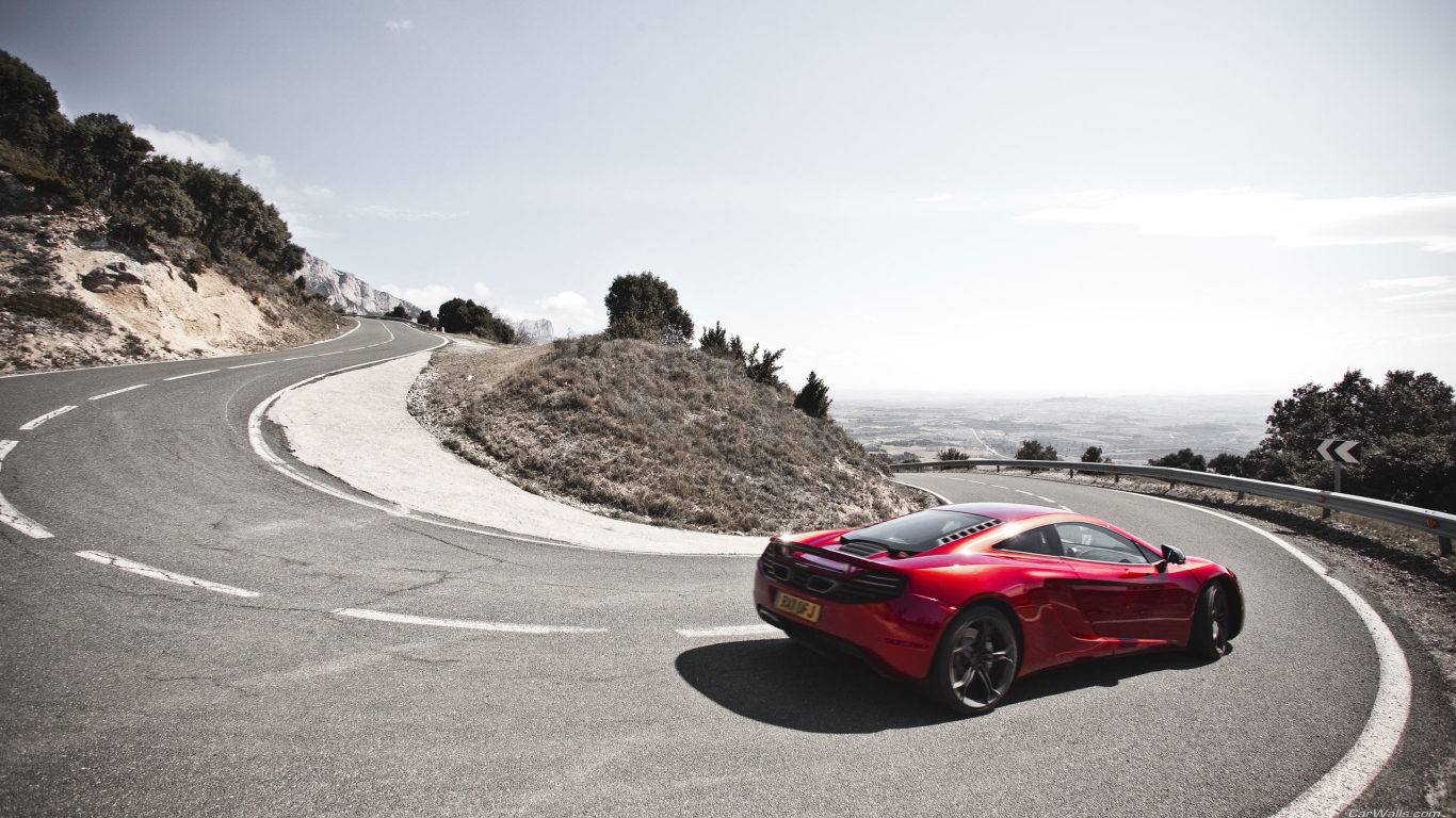 Автомобиль на горной дороге