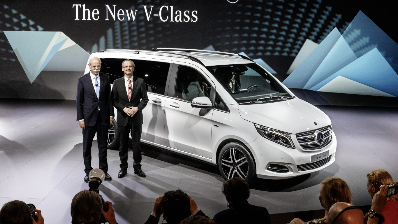 Красивый автомобиль Mercedes V-Class 2014