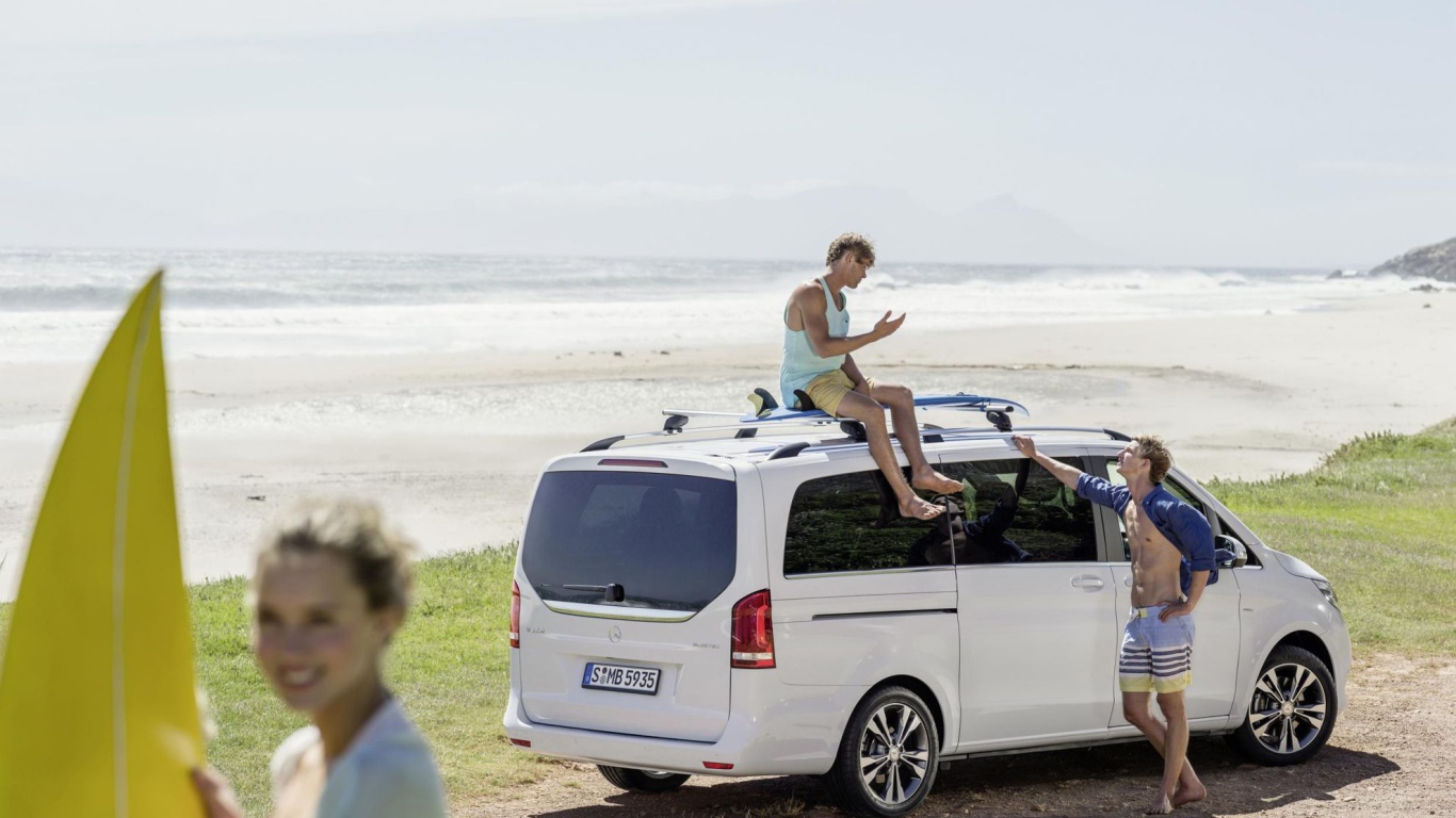 Красивый автомобиль Mercedes V-Class 2014 в Москве