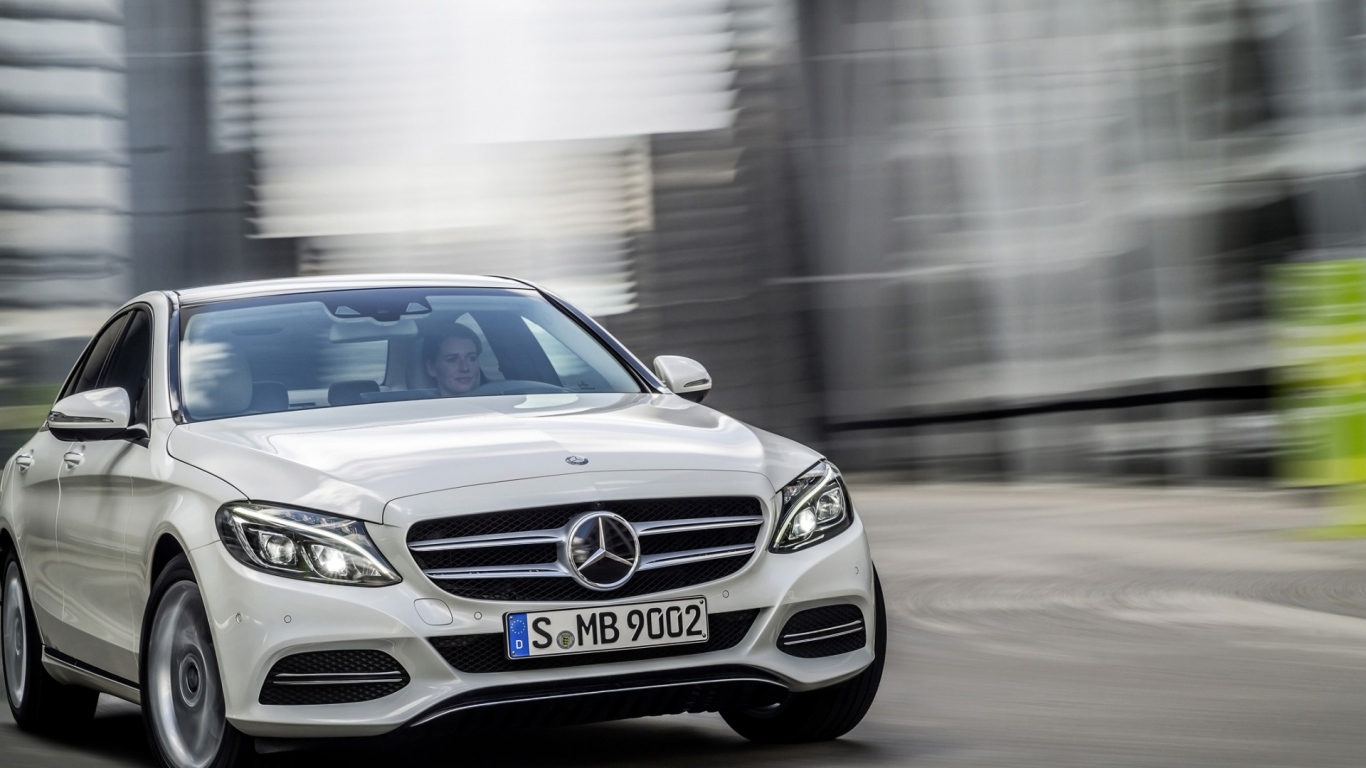 Автомобиль Mercedes C-Class 2014 на дороге