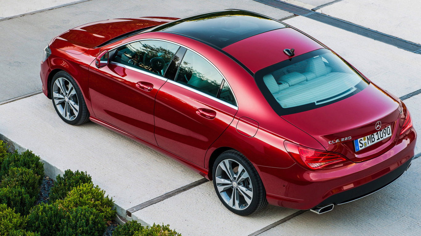 Вишневый Mercedes GLA