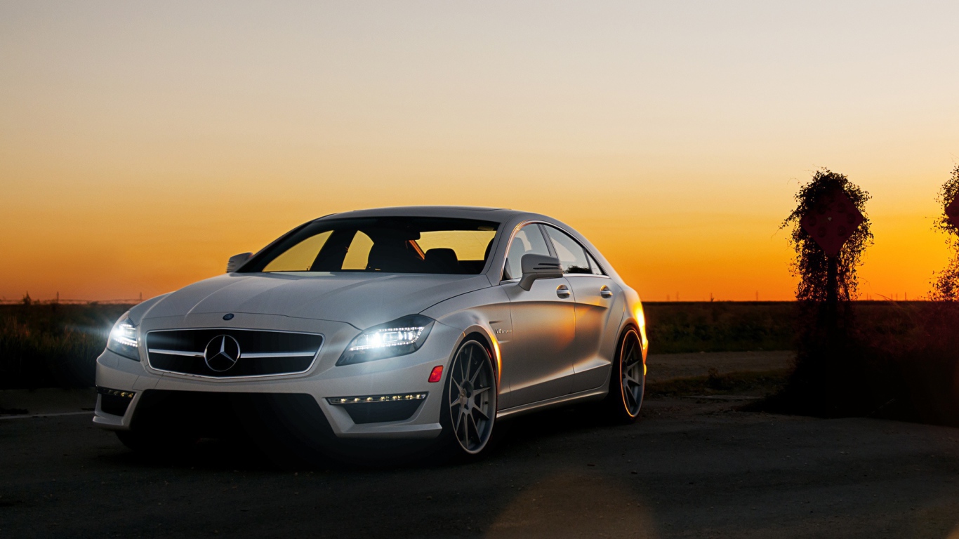 Красивый Mercedes benz cls63