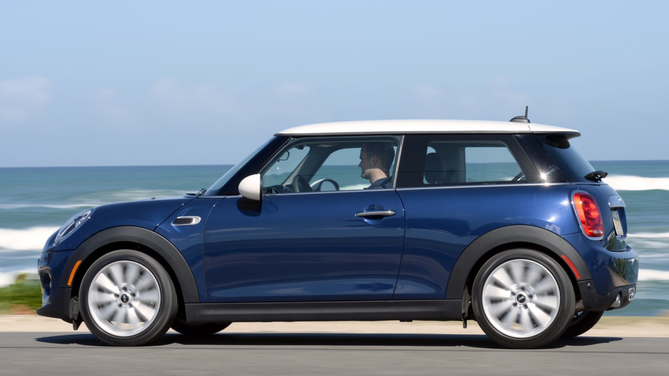 Красивый автомобиль Мини Купер S 2014 в Москве