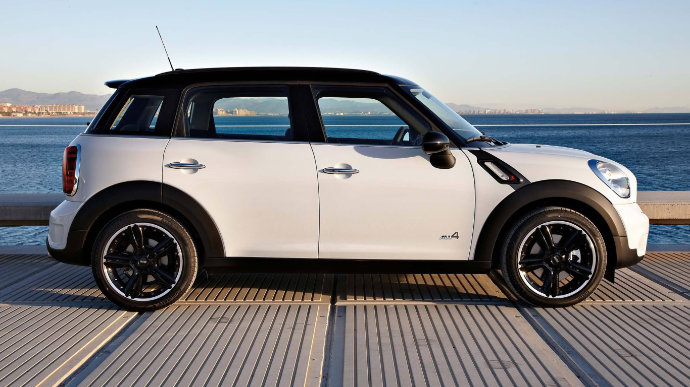 mini cooper countryman на фоне моря