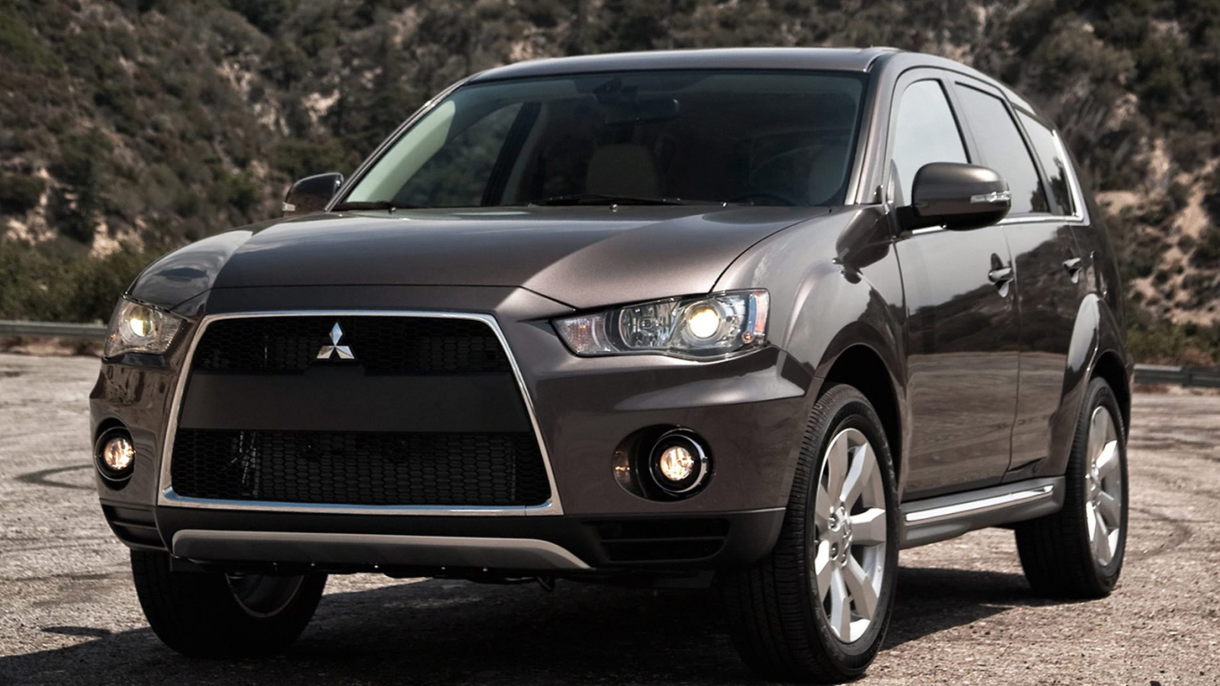 Автомобиль Mitsubishi Outlander на дороге