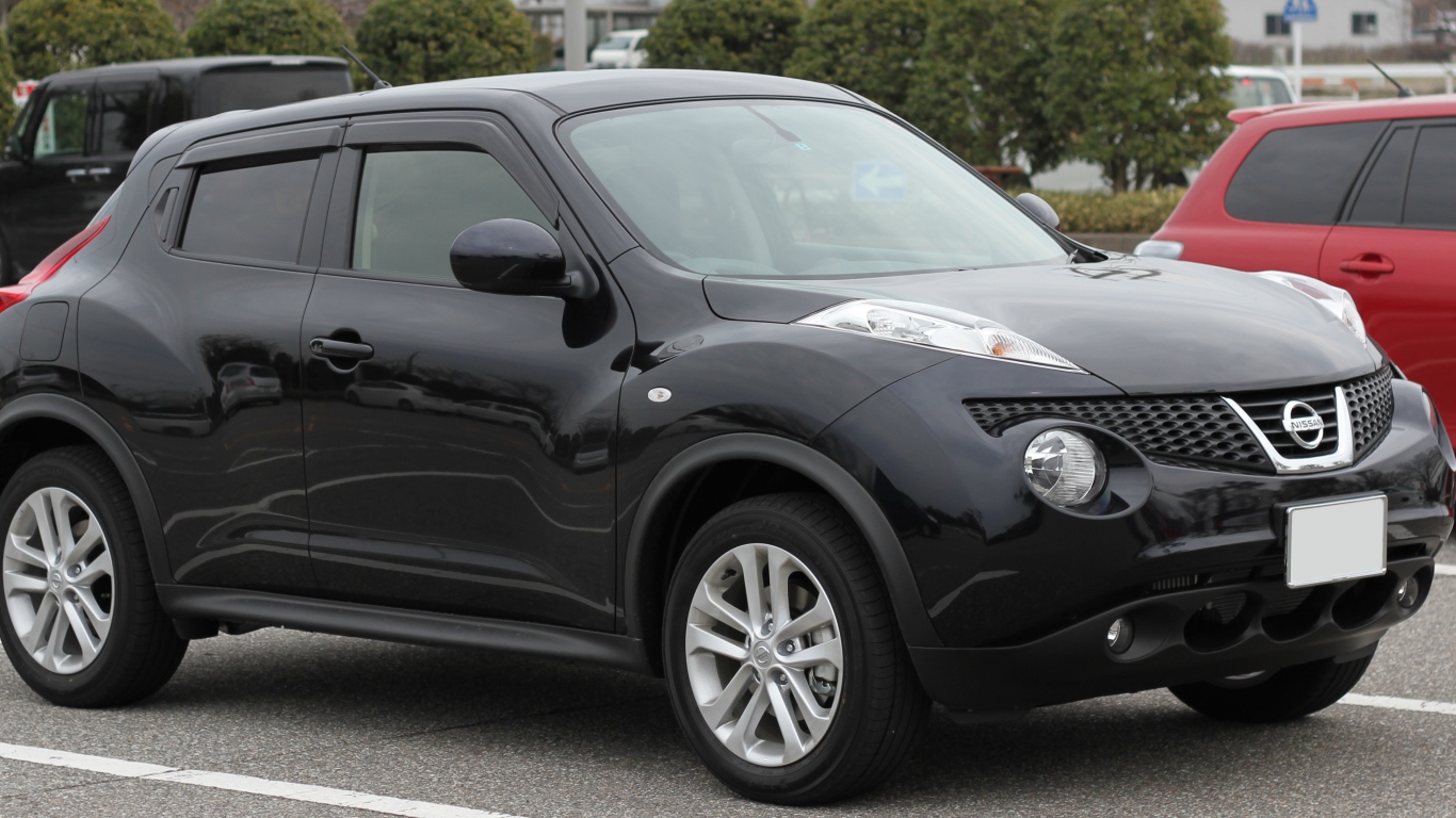 Красивый автомобиль Nissan Juke в Москве