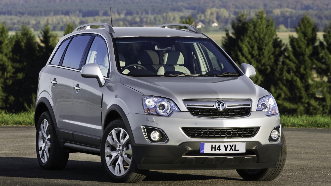 Автомобиль Opel Antara на дороге