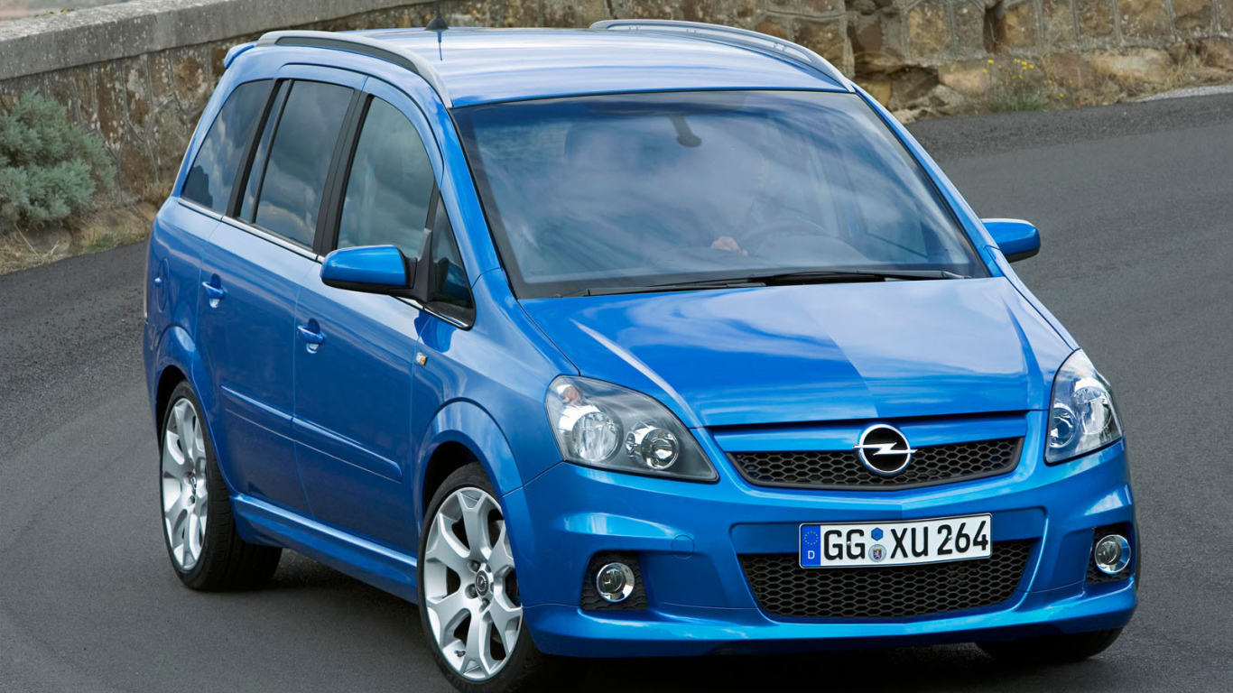 Красивый автомобиль Opel Zafira в Москве