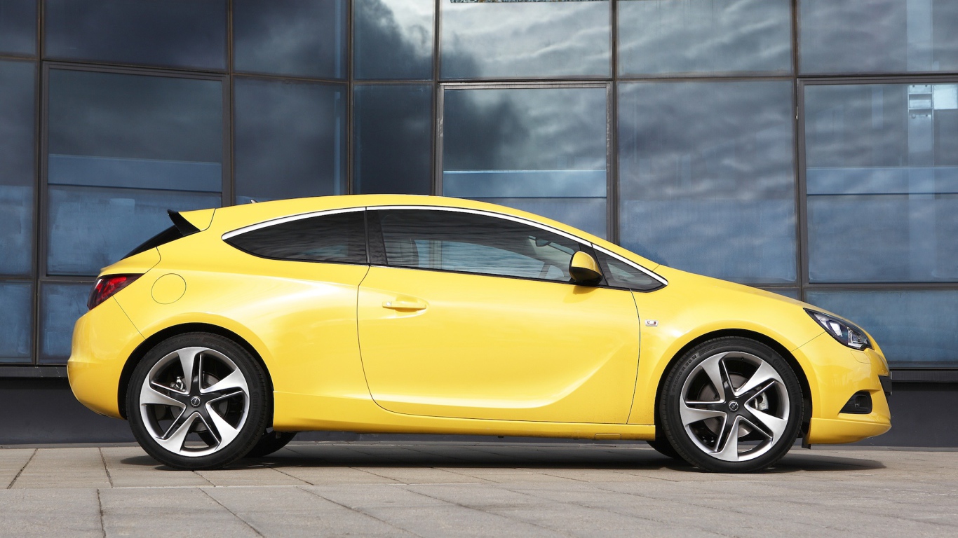 Автомобиль марки Opel модели Astra GTC 2014