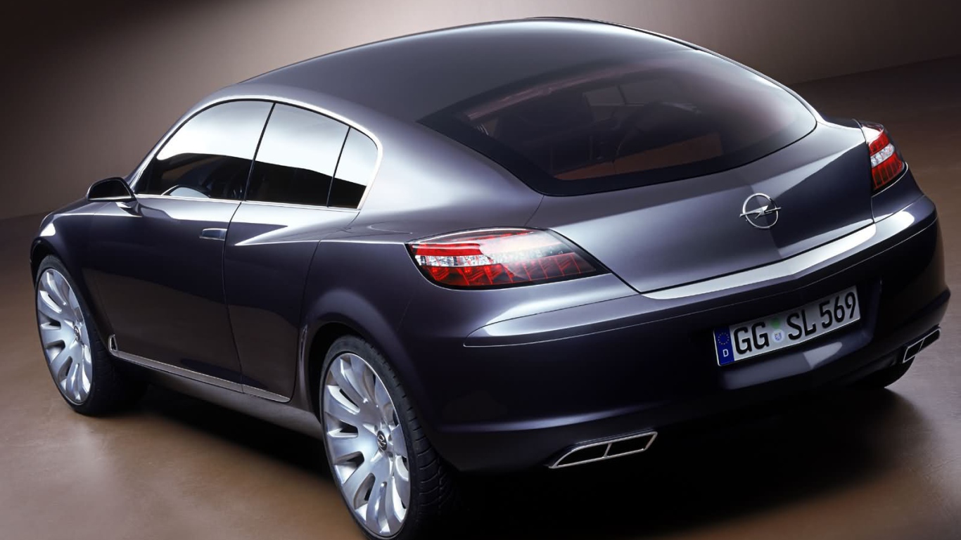 Автомобиль Opel Insignia на дороге