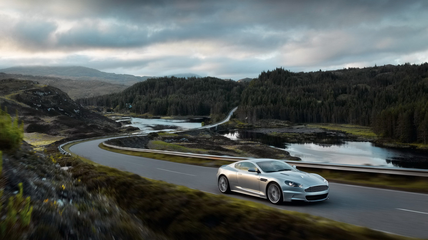 Серебристый спортивный автомобиль