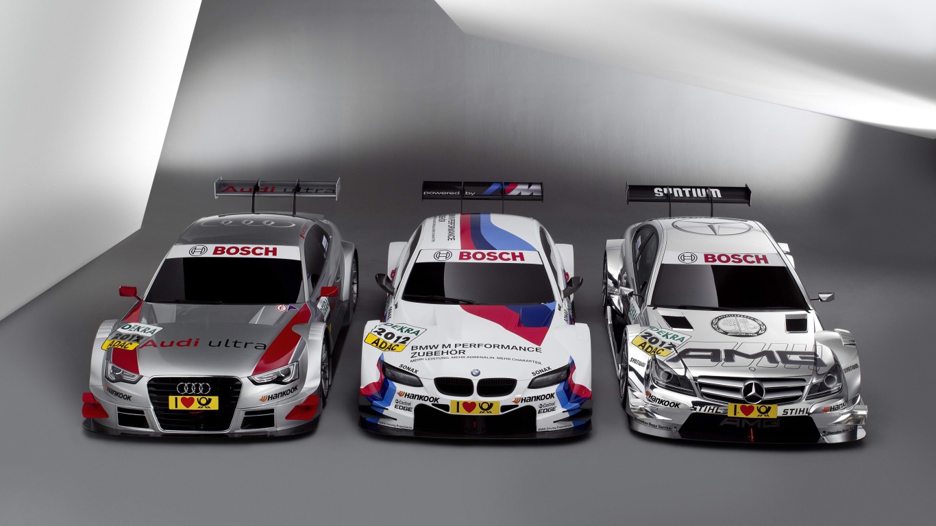 Три гоночных автомобиля