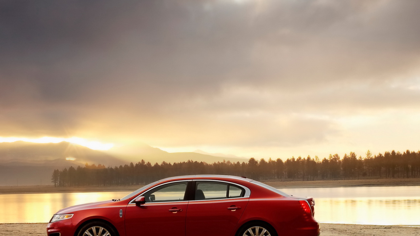 Красный автомобиль на берегу реки