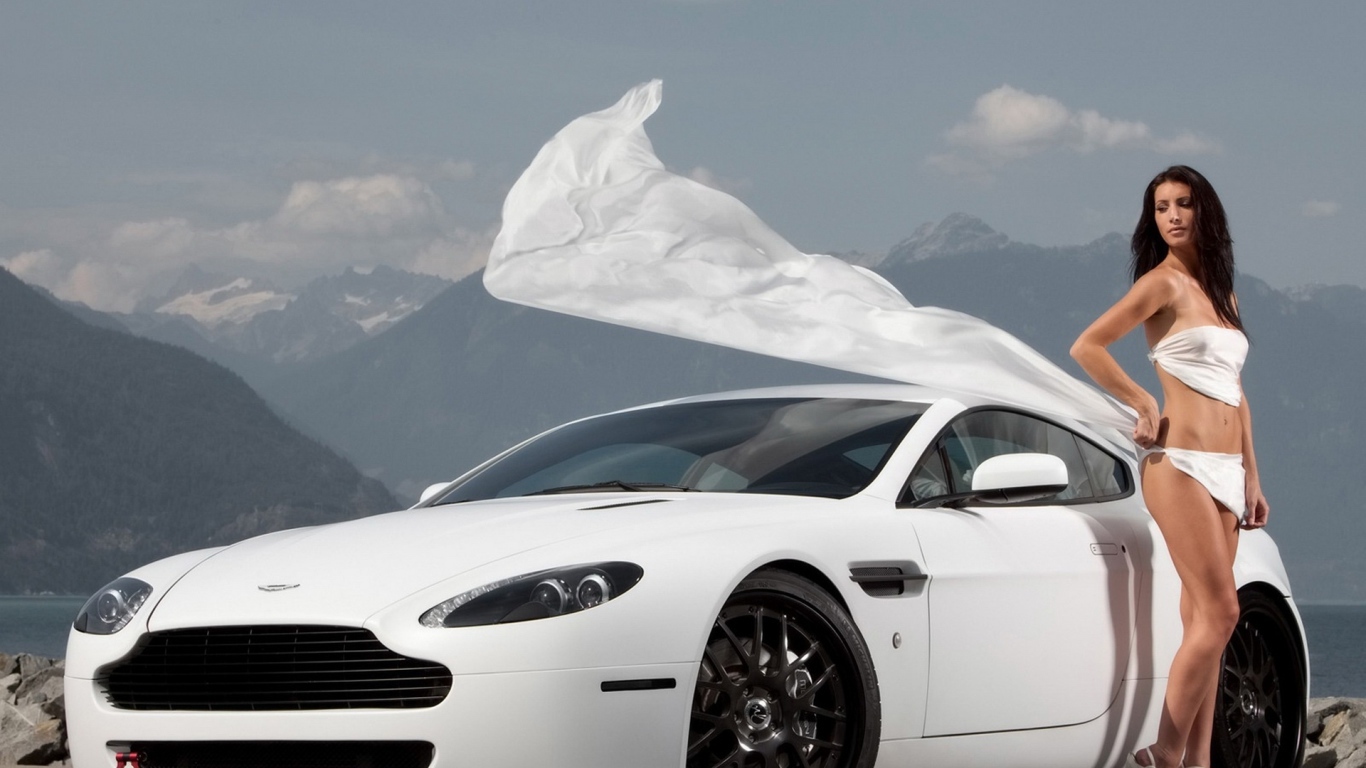 Девушка у белого автомобиля