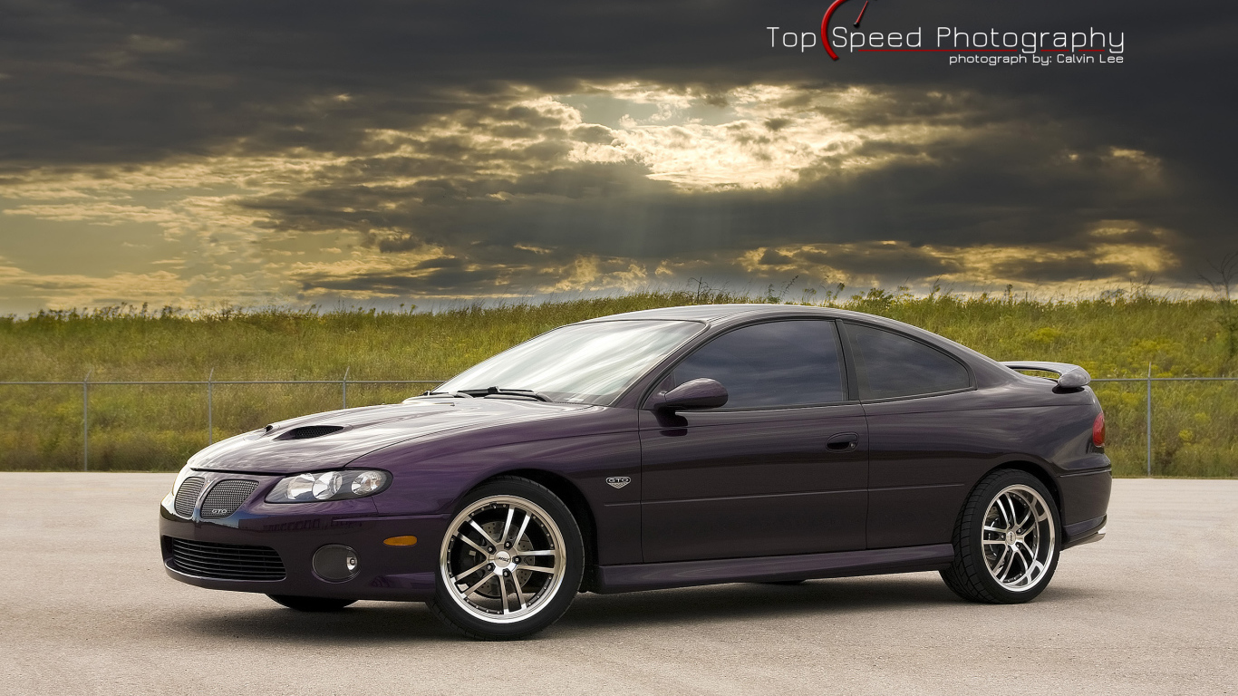 Красивый автомобиль Pontiac GTO