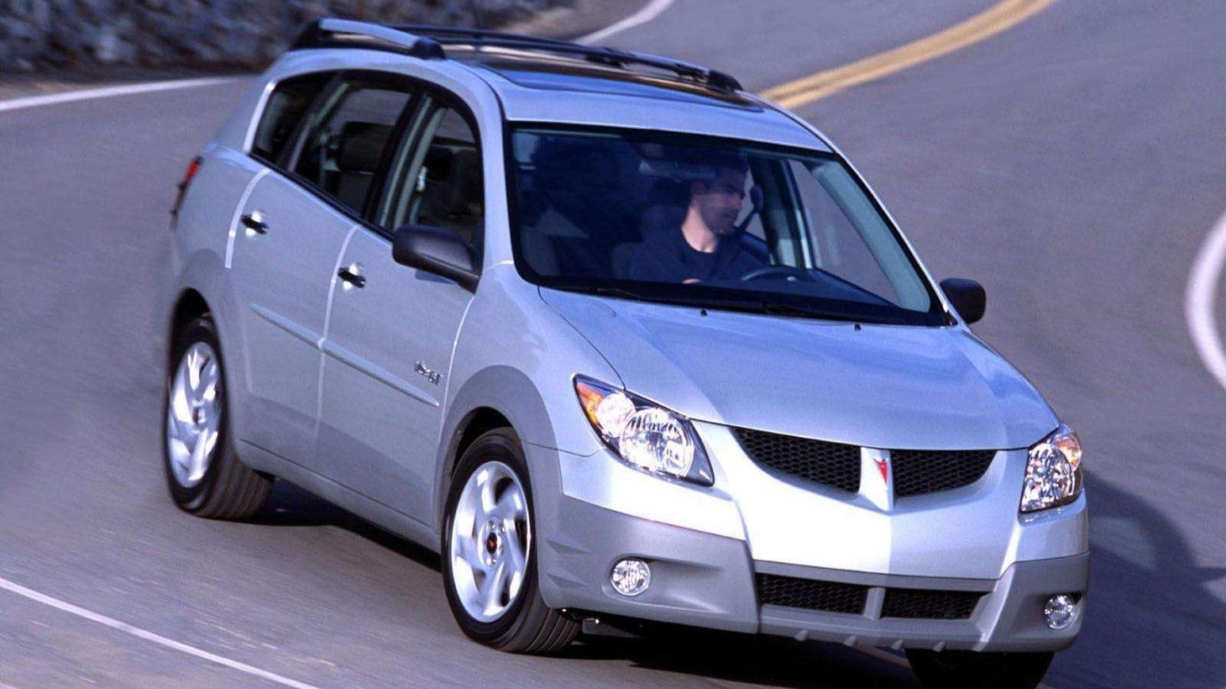 Автомобиль Pontiac Vibe на дороге