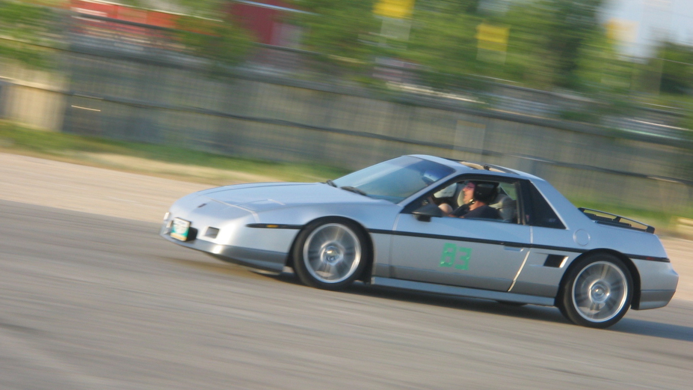 Тест драйв автомобиля Pontiac Fiero