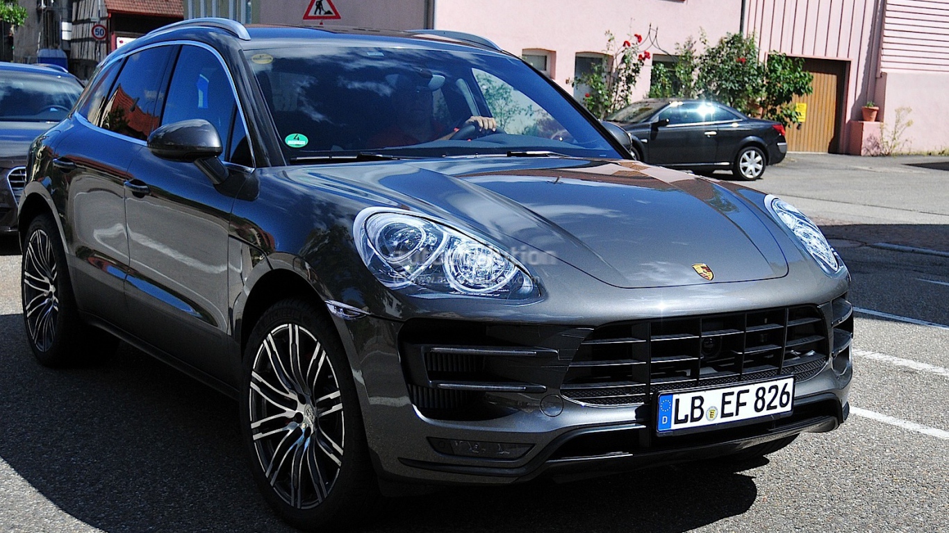 Городской пейзаж с Porsche Macan