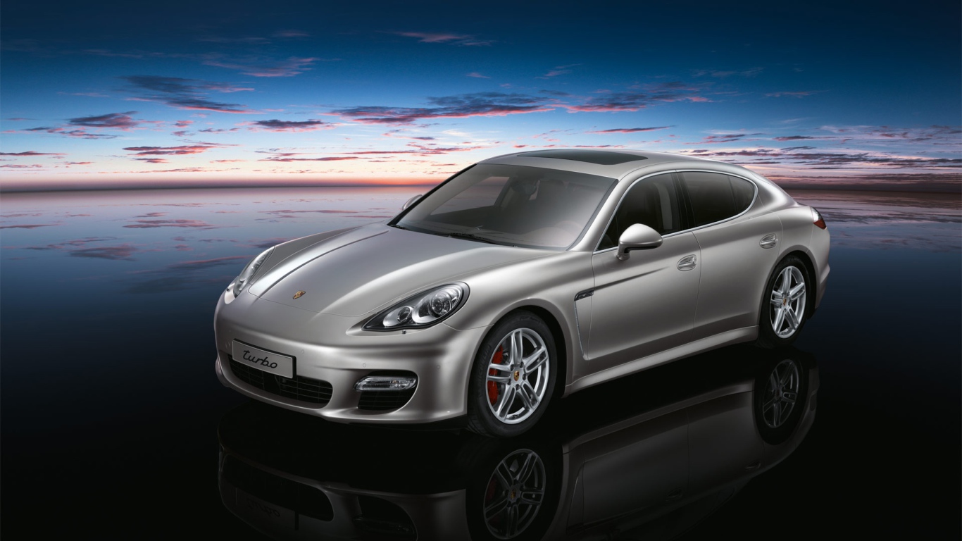 Серебристый Porsche panamera turbo