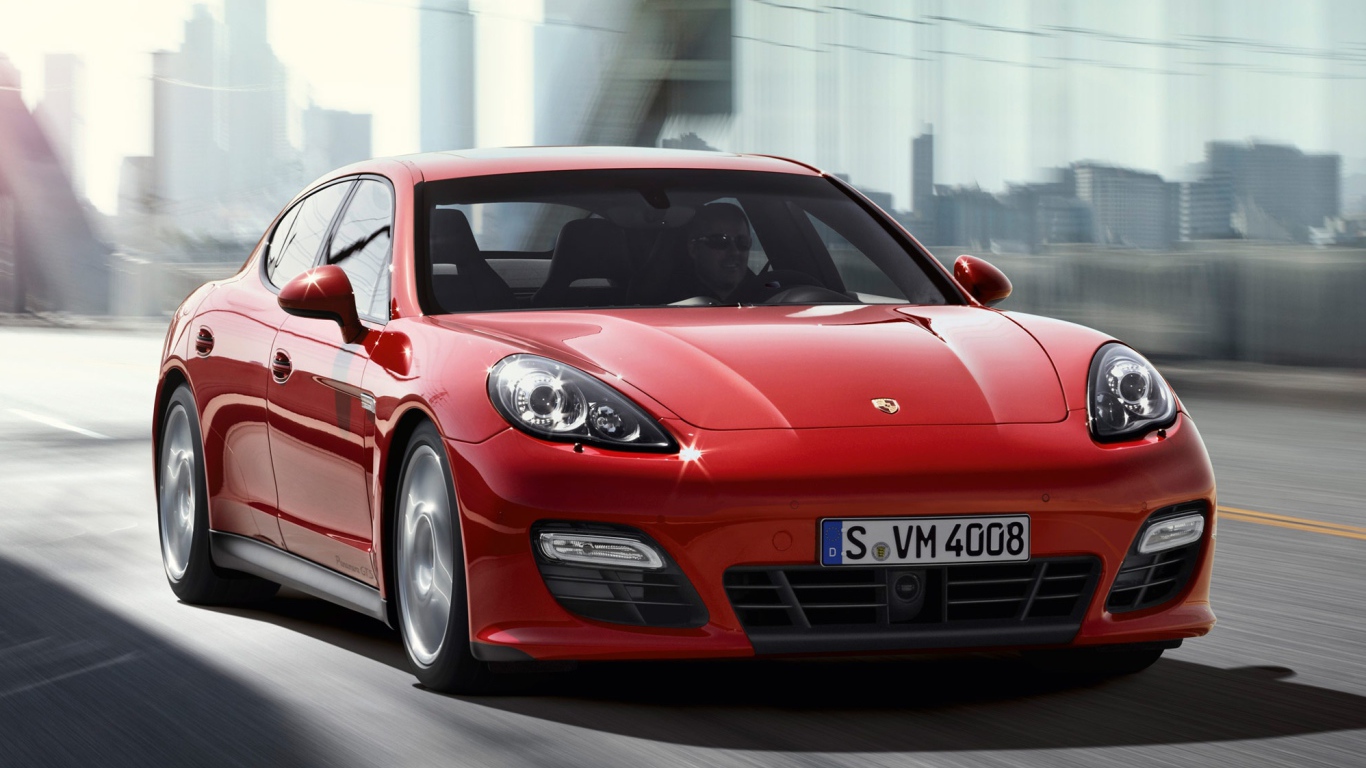 Красный Porsche Panamera