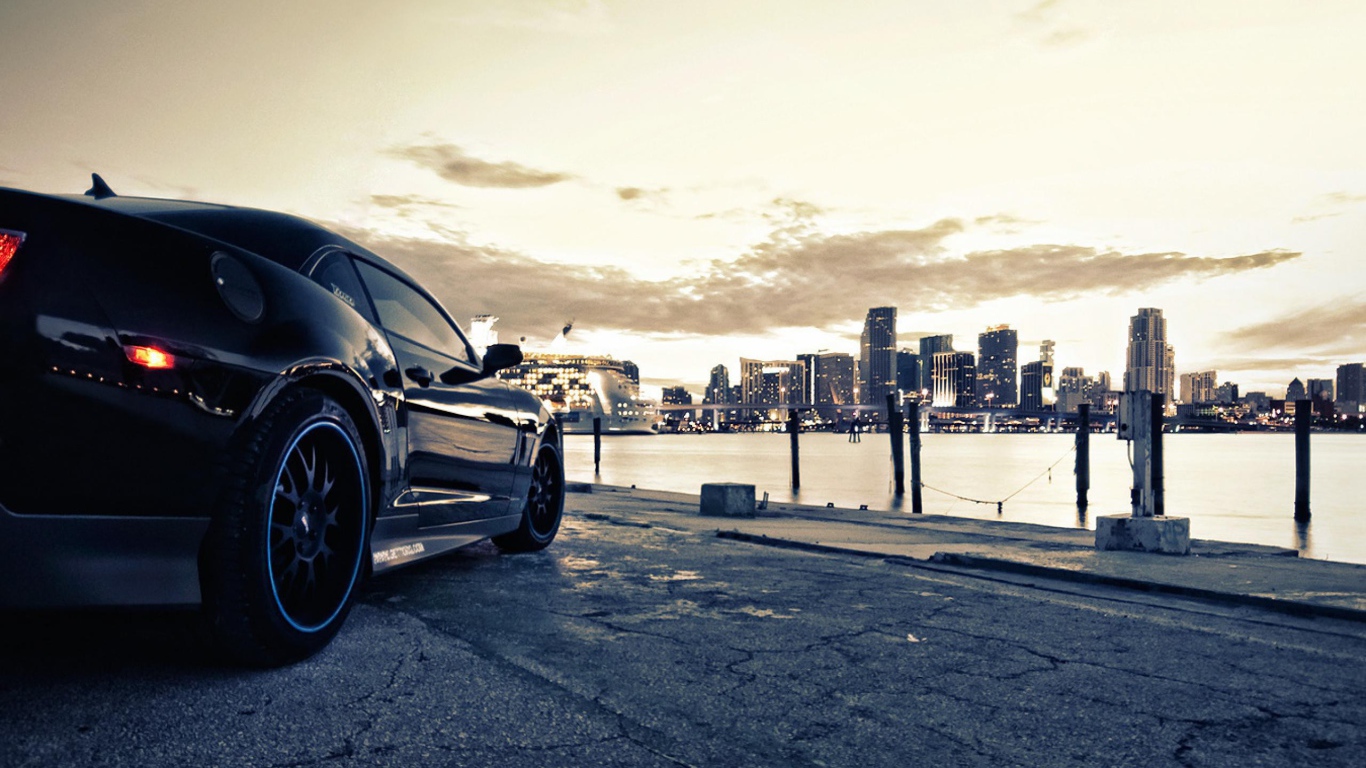 Спортивный автомобиль на фоне города