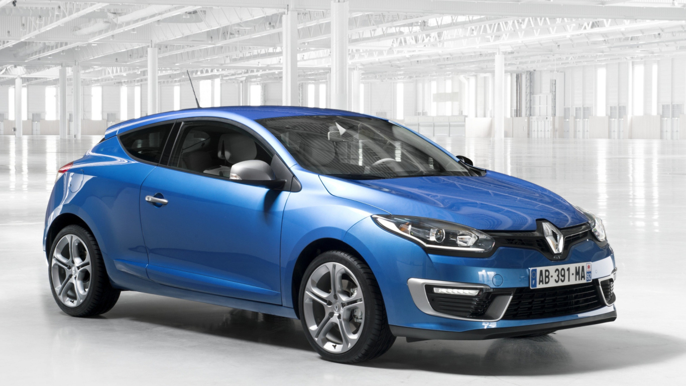 Автомобиль Renault Megane 2014 на дороге