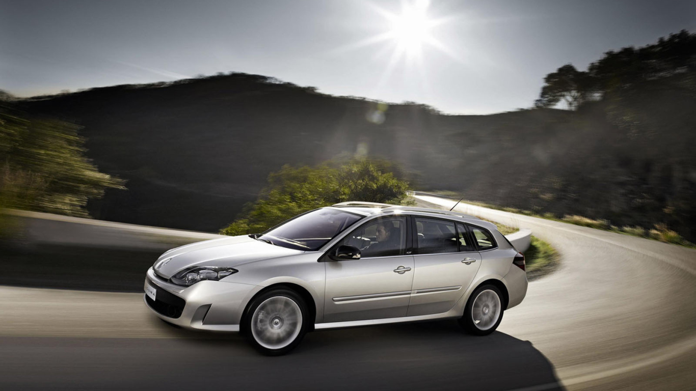 Автомобиль Ренаульт Laguna на дороге