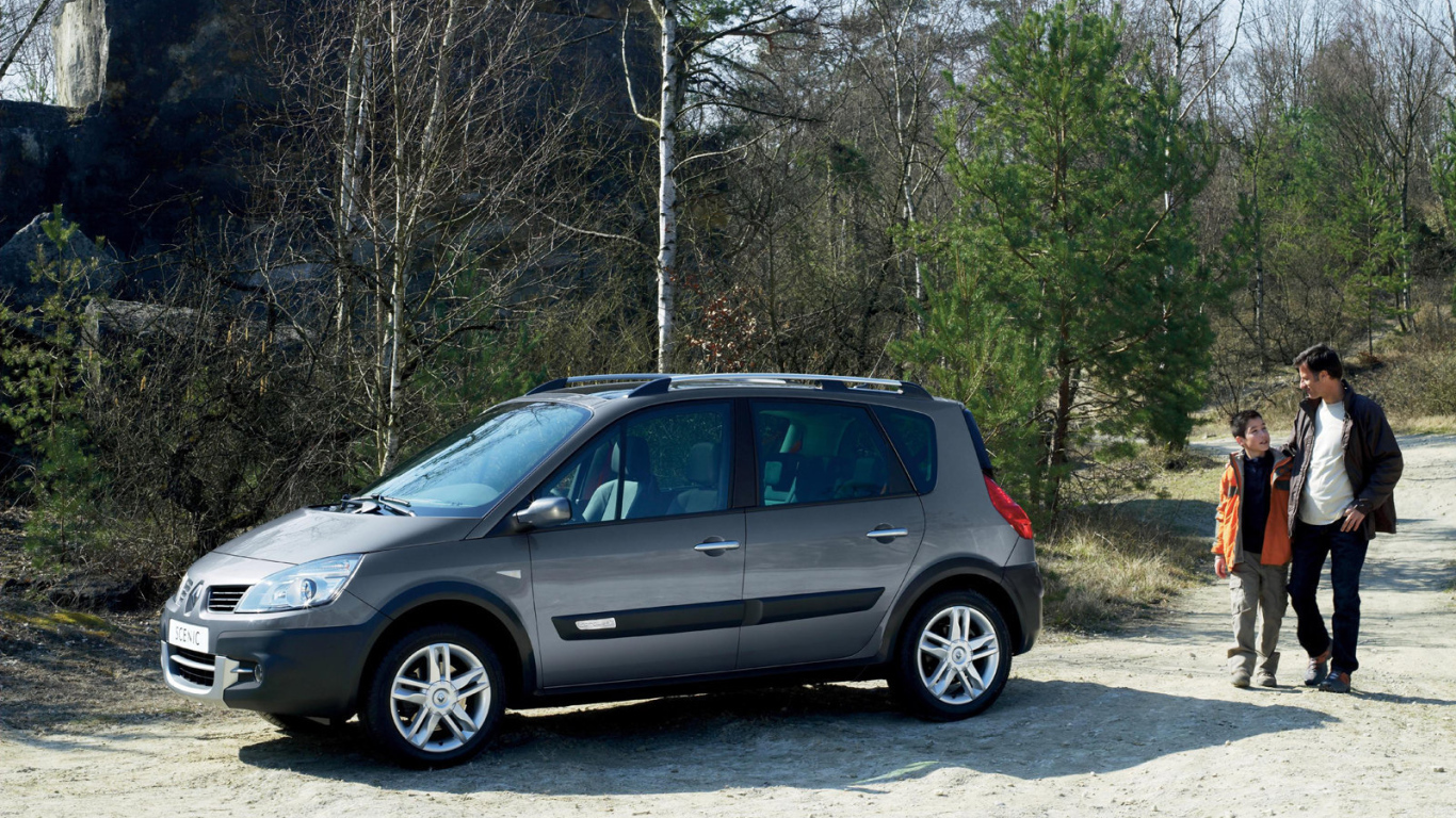 Автомобиль Ренаульт Scenic на дороге