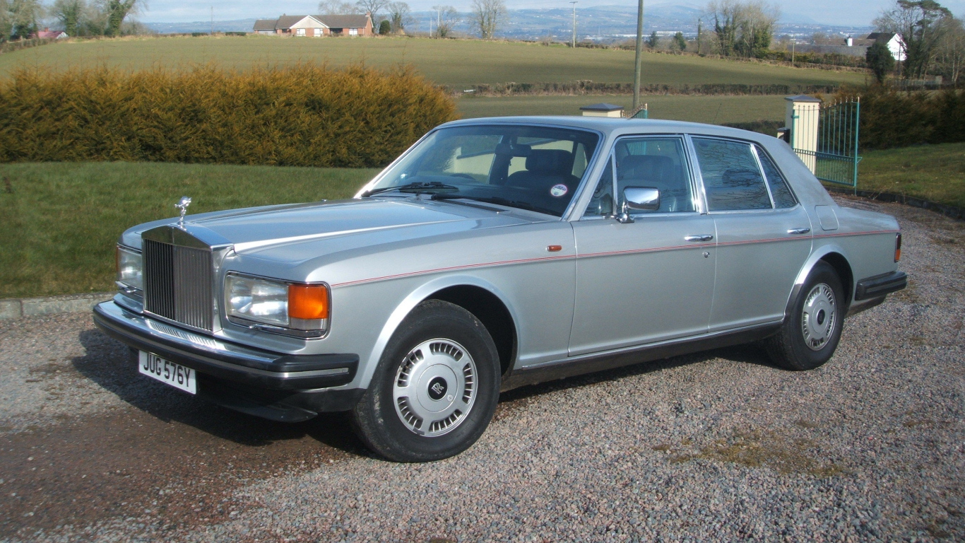 Красивый автомобиль Rolls Royce Silver Spirit