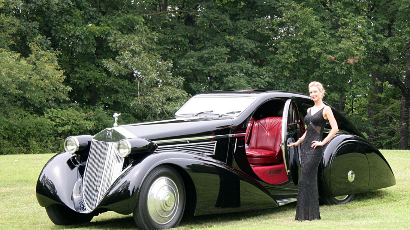 Девушка у Роллс Ройса