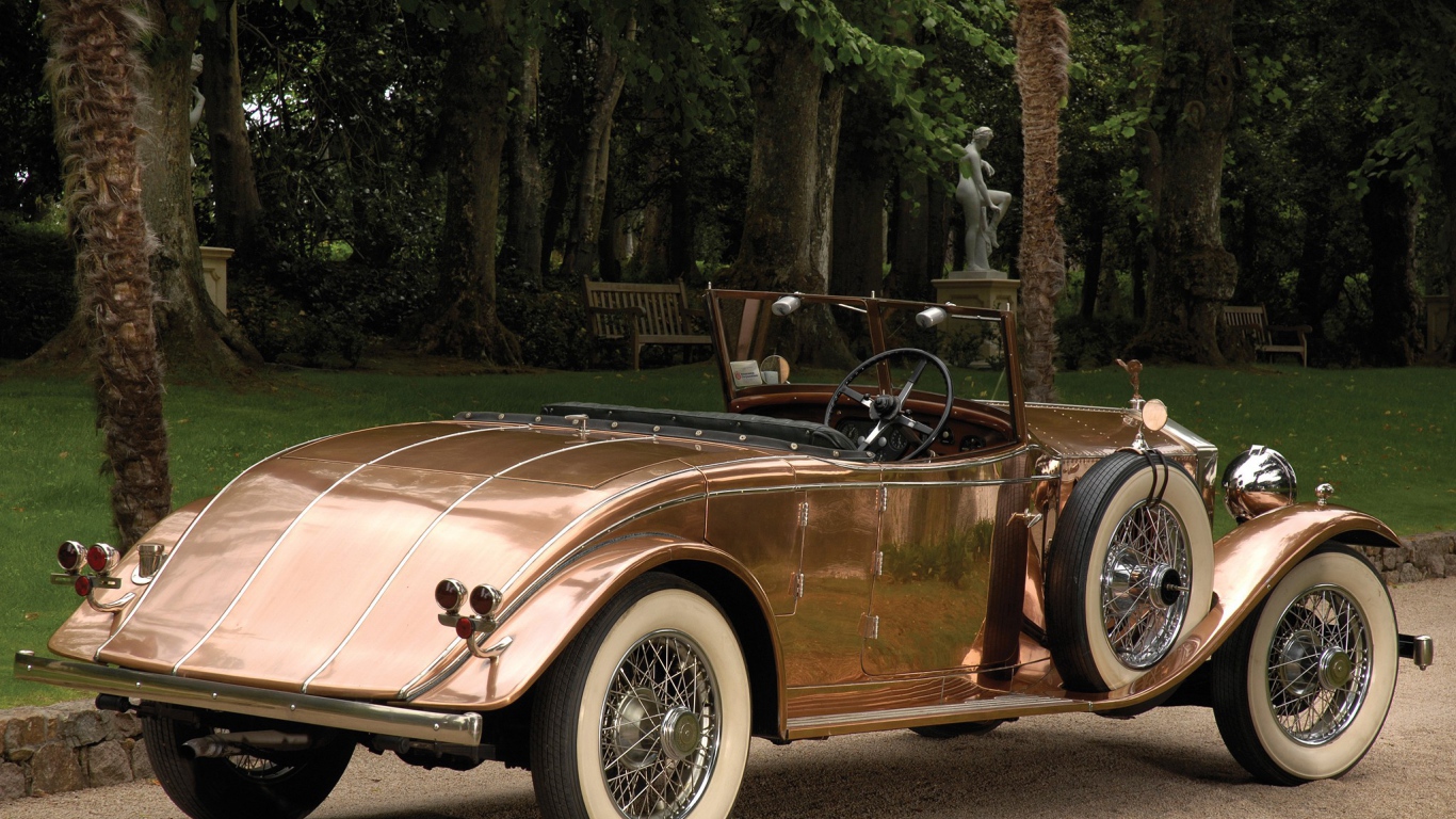 Старинный Ролс Ройс в парке