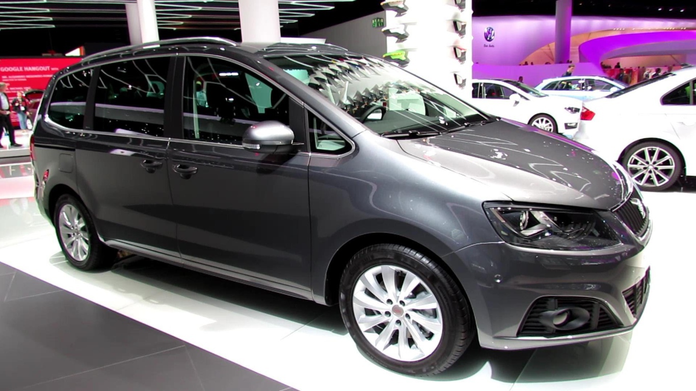 Красивый автомобиль Seat Alhambra в Москве