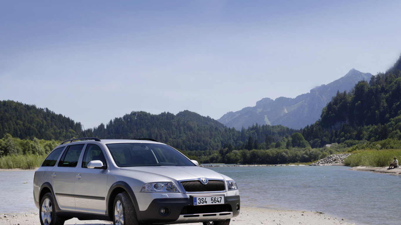 Автомобиль Skoda Octavia Scout 2014 на дороге