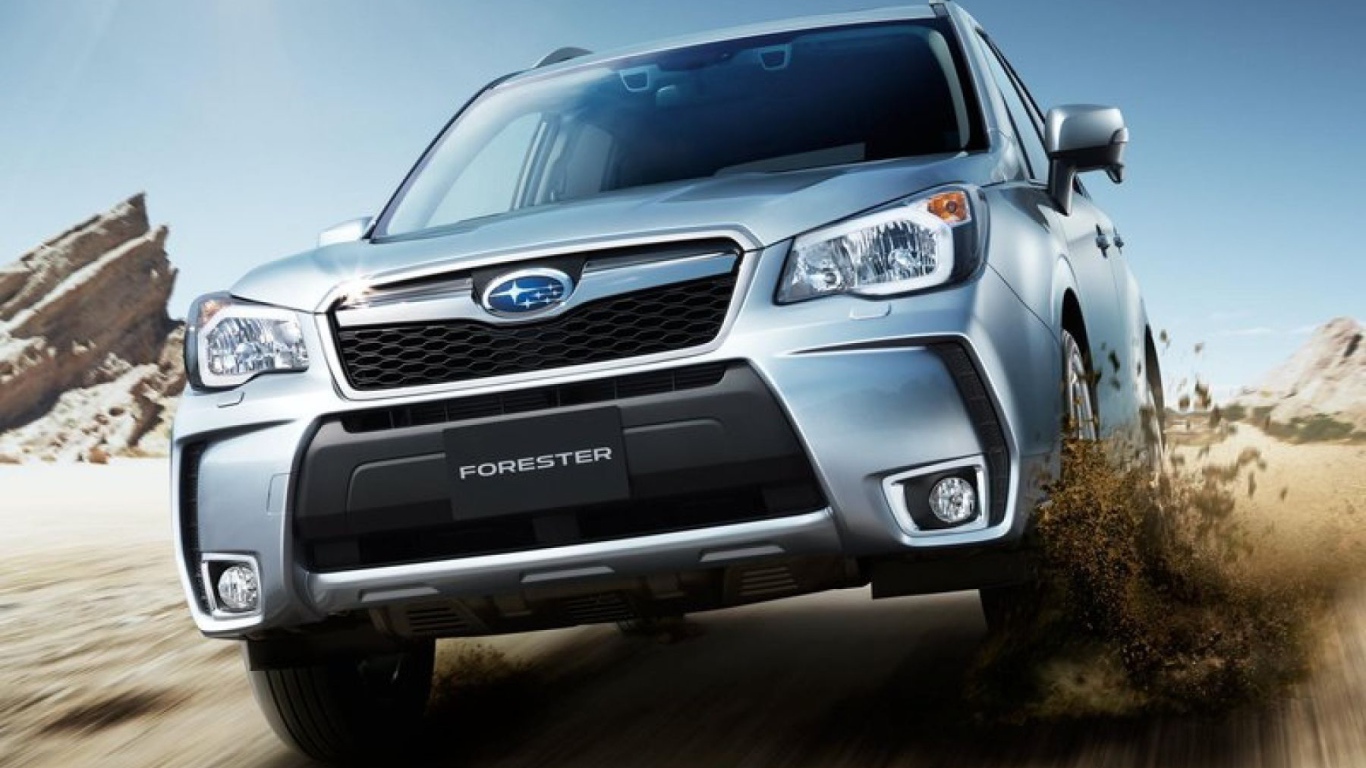 Автомобиль Subaru Forester 2013 на дороге
