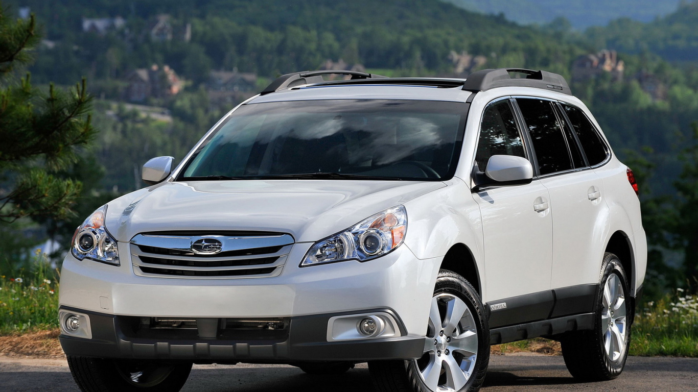 Автомобиль Subaru Outback на дороге