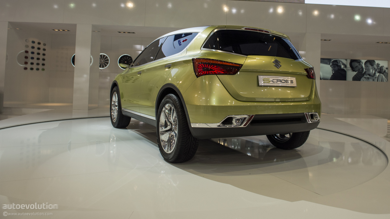 Красивый автомобиль Suzuki S-Cross 2014 в Москве