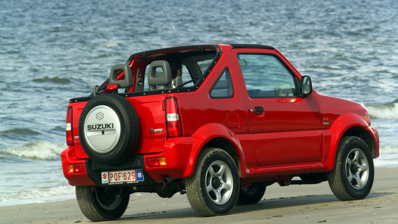 Автомобиль Suzuki Jimny на дороге