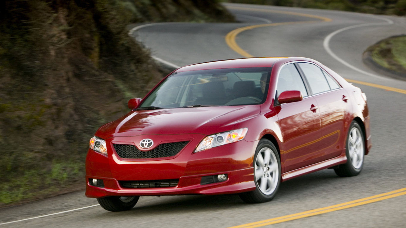 Красивый автомобиль Toyota Camry