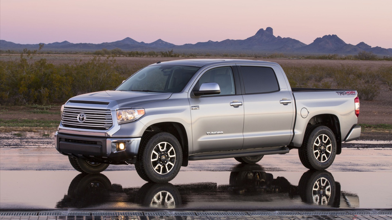 Красивый автомобиль Toyota Tundra 2014