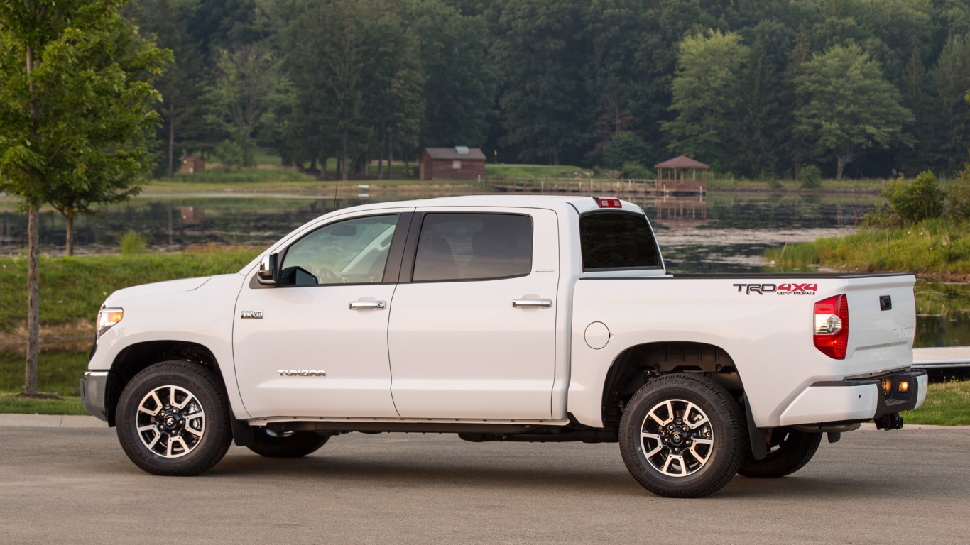 Красивый автомобиль Toyota Tundra 2014 в Москве