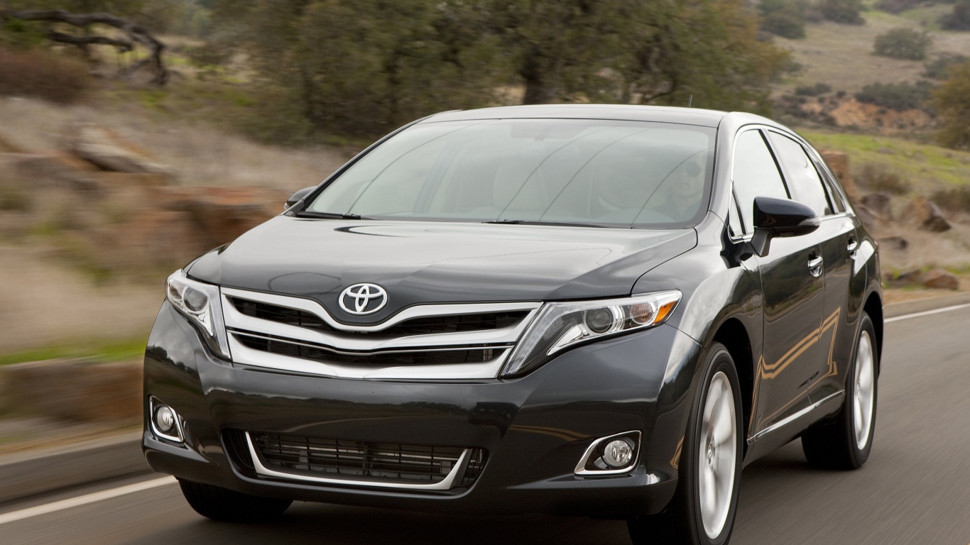 Красивый автомобиль Toyota Venza в Москве