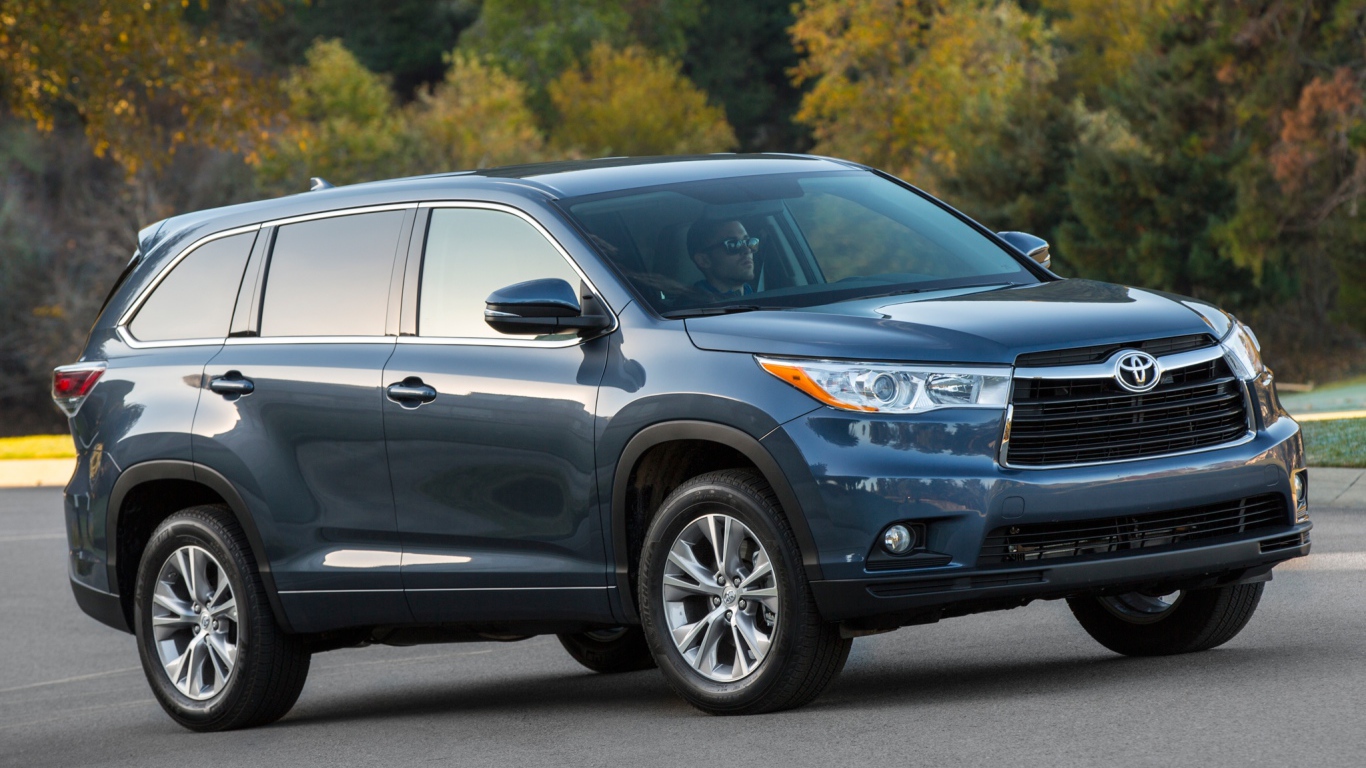 Автомобиль Toyota Highlander 2014 на дороге