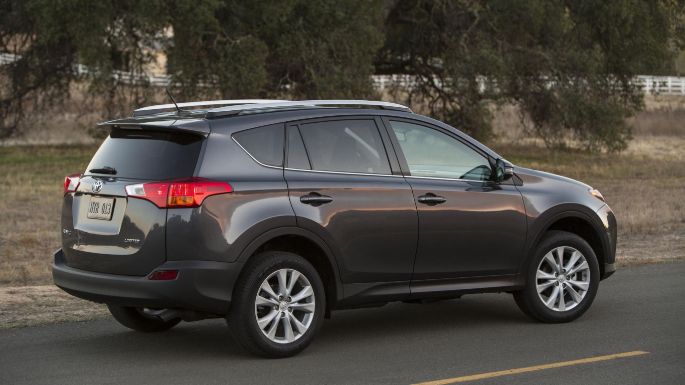 Автомобиль Toyota RAV4 на дороге