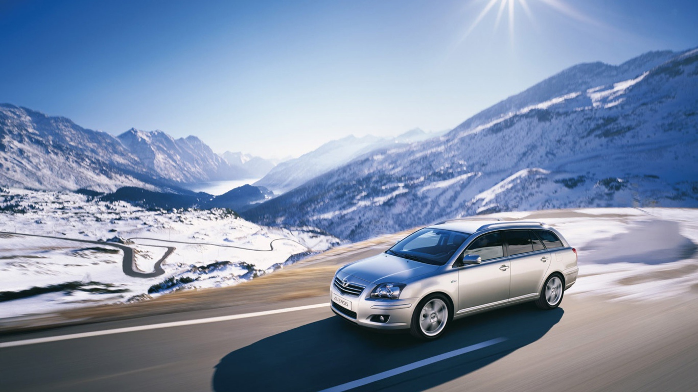 Тойота в заснеженных горах