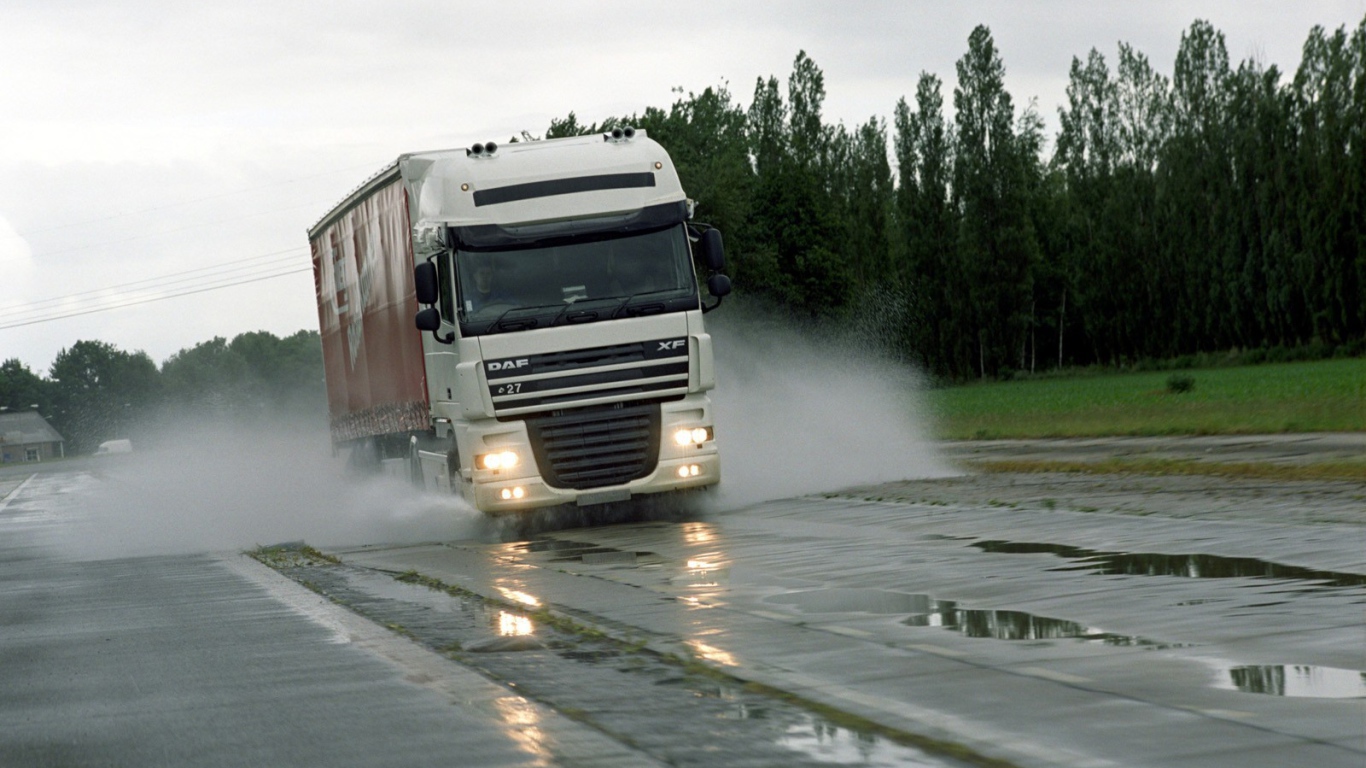 Автомобиль на мокрой дороге