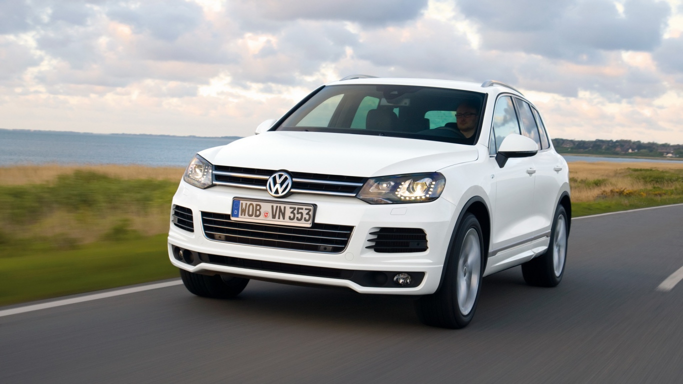 Красивый автомобиль Volkswagen Touareg