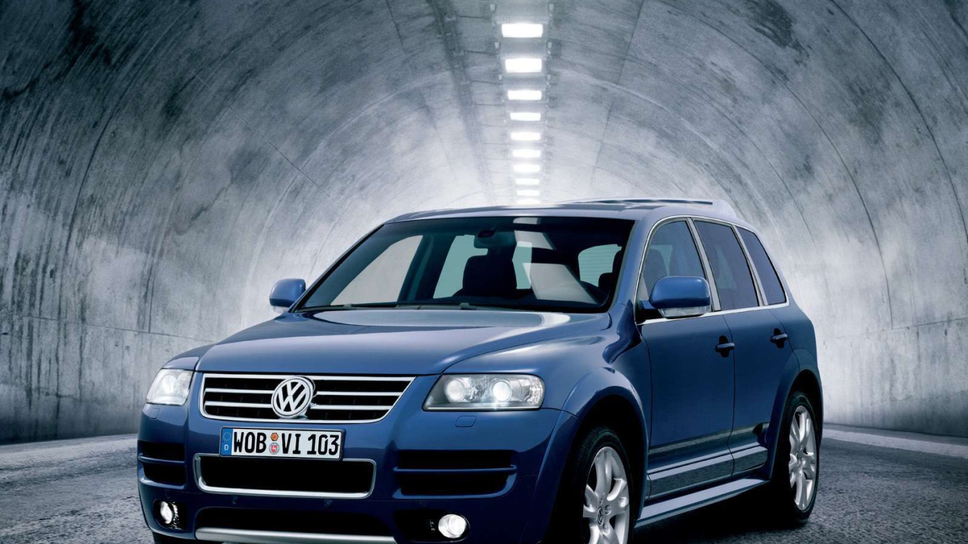 Красивый автомобиль Volkswagen Touareg в Москве